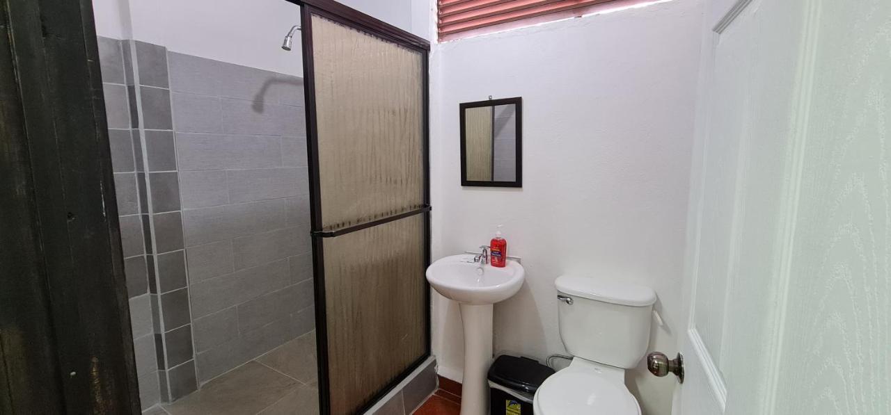Sleep&Go! Cabina Cuadruple En Siquirres Centro - And Rafting Tour! Siqurres Da Alegria Экстерьер фото