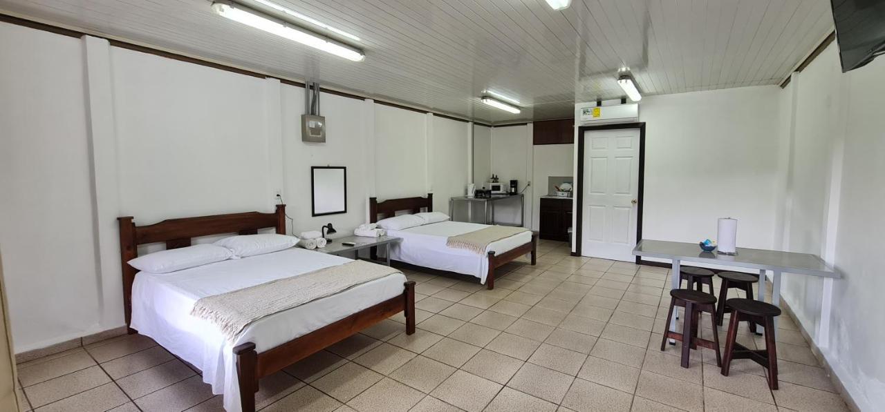 Sleep&Go! Cabina Cuadruple En Siquirres Centro - And Rafting Tour! Siqurres Da Alegria Экстерьер фото